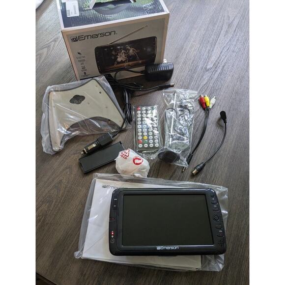 NEW Emerson ET-7000 Portable 7” TV & Digital Multimedia Player Built in Tuner - Picture 2 of 9